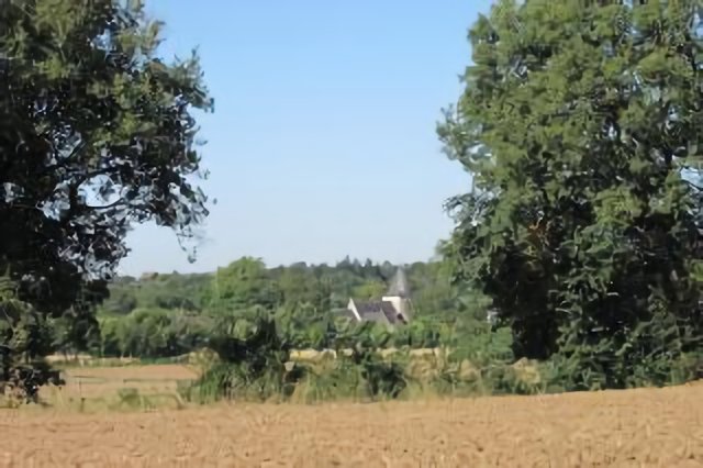 L'église paroissiale, depuis le Clou, sur la voie verte à FONTGOMBAULT (36).