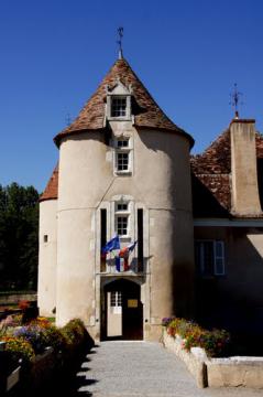 Une aile du château héberge la mairie du Pêchereau;