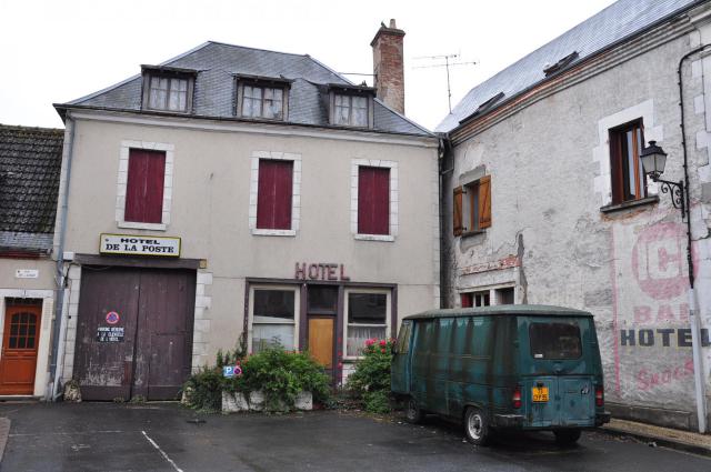 Hotel de la Poste dans la rue Grande à Vatan (Indre, France).
