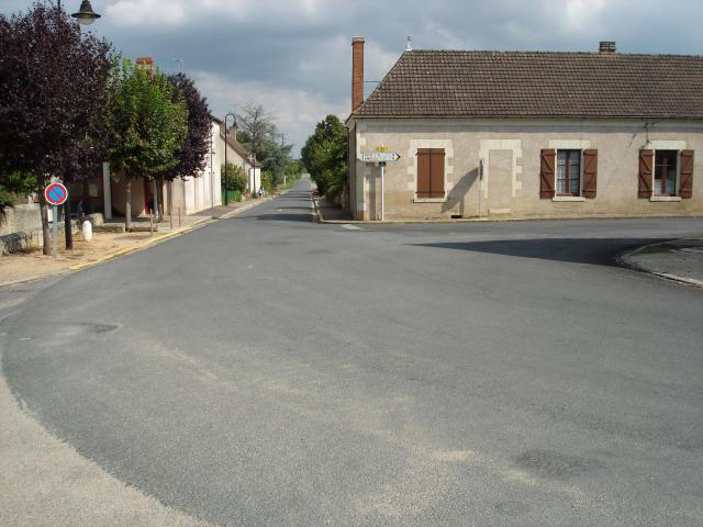 Néons-sur-Creuse (36) : Le carrefour de la rue de l'École (route départementale 95) et de la rue de la Vieille Croix (route départementale…