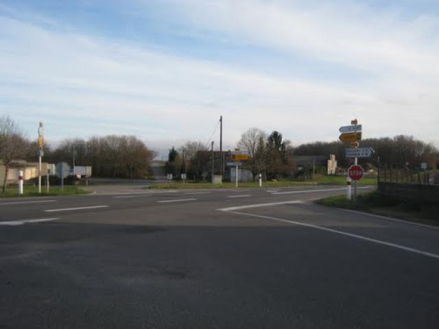Carrefour de la D 975 route de Blois et la D 61 route de Ruffec, à POULIGNY-ST-PIERRE (36).