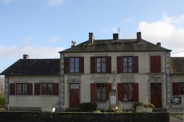 Saint-Georges-les-Landes : mairie parée pour noël