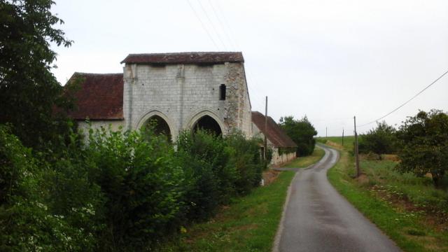 L'Abbaye Notre-Dame du Landais vue depuis la route, fondée en 1115