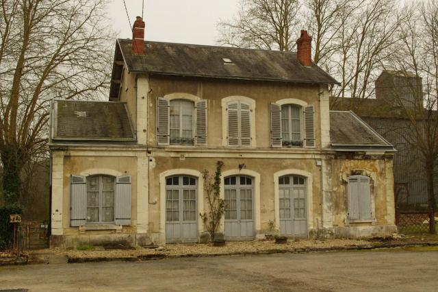 Vue générale de la gare de Scoury, Ciron (Indre).