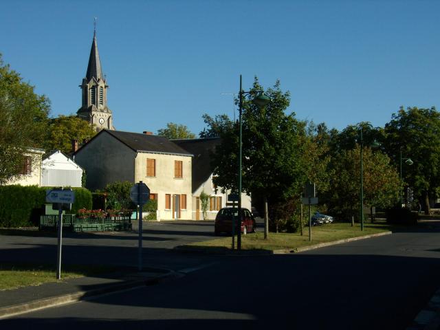Velles (Indre) - Eglise Saint Etienne vue de la Place de la Bascule