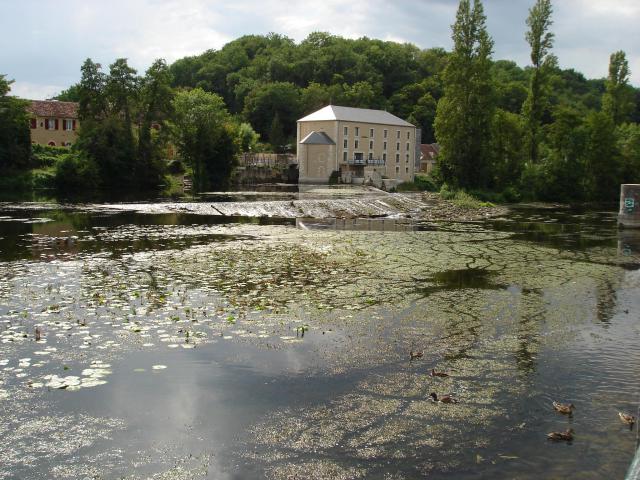 Le Blanc (36) : L'ancien moulin à blé et la rivière Creuse.