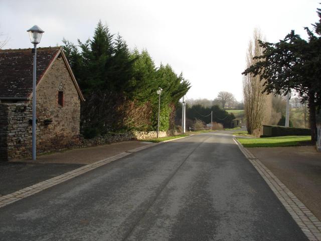 Pouligny-Notre-Dame (36) : L'allée de la Garenne (route départementale 54).