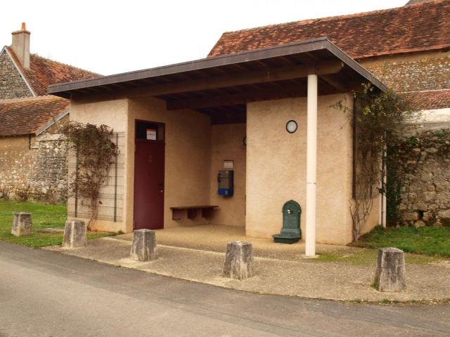 Lys-Saint-Georges (Indre, France) ; abribus, WC & téléphone public
