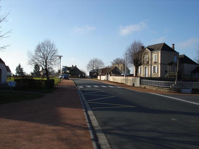 Feusines (36) : Vue en direction de Sainte-Sévère-sur-Indre, au Bourg (route départementale 26).