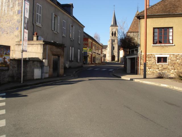 Sainte-Sévère-sur-Indre (36) : L'avenue de l'Auvergne (route départementale 917).