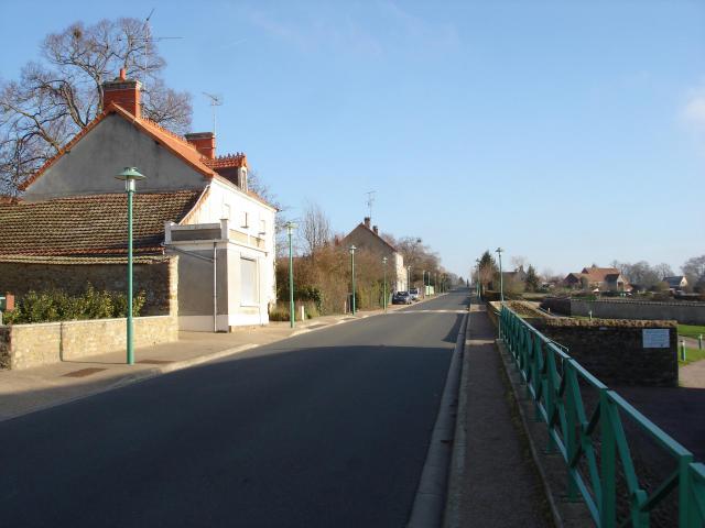 Verneuil-sur-Igneraie (36) : La rue des Potiers (route départementale 69).