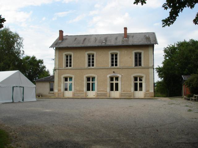 Gare de Concremiers (36) : L'ancien bâtiment voyageurs devenu une salle des fêtes.