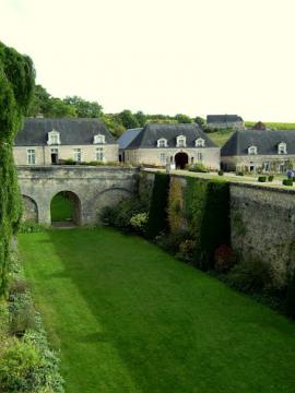 Château de Valmer-Douves et dépendances
