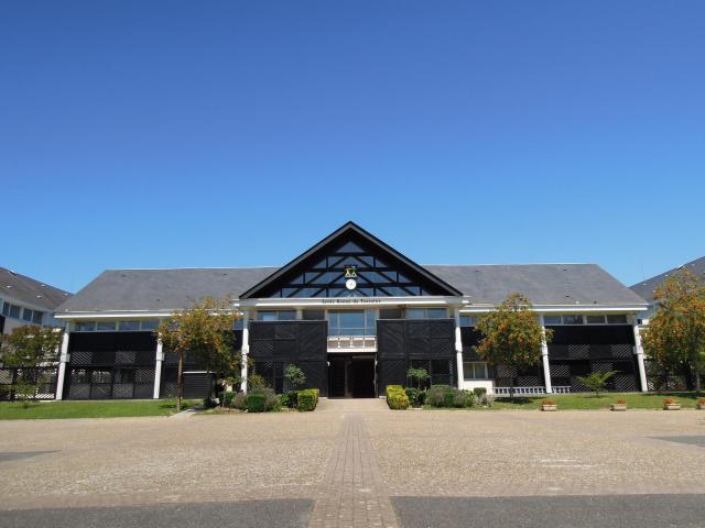 bâtiment central du Lycée Konan