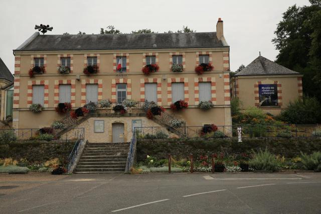 Place de la Mairie et du Musée de Villaines-les-Rochers