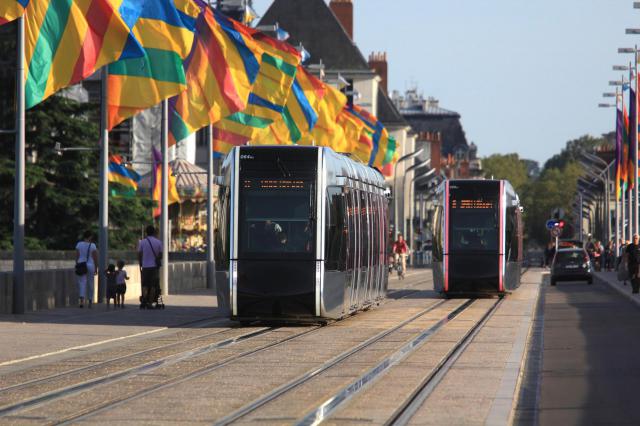Deux tramways tourangeaux se croisent sur le pont Wilson sur la Loire, à Tours.