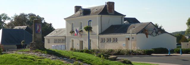 Vue de la mairie de Saint-Roch depuis le sud de la place de la Mairie avec en premier plan une borne gallo romaine retrouvée sur le…