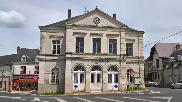 Château-la-Vallière, office du tourisme dans l'ancienne mairie.