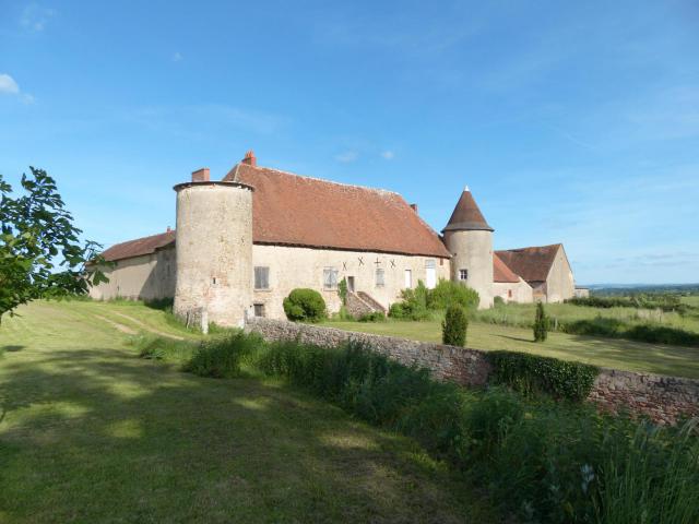 Château de Quinssaines, Allier (France). Façade ouest sur jardin.