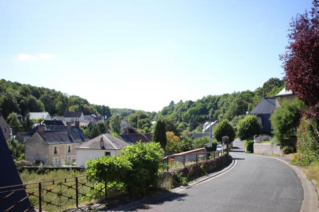 Paysage de Reugny depuis la route passant devant l'entrée de l'église.