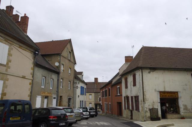 Rue à côté de l'église à Montmarault, Allier, France
