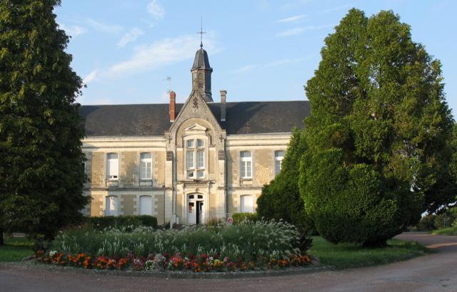 Hospice de Ligueil, maintenant « E.H.P.A.D. Balthazar Besnard » , 3, place Ludovic Veneau, 37240 Ligueil, Indre-et-Loire, France Maison de…