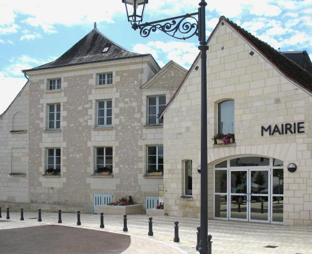 Mairie de Ligueil, Indre-et-Loire, France. La seigneurie qui sert de mairie depuis 1921, est un ensemble de bâtiments du XVIIe siècle. La…