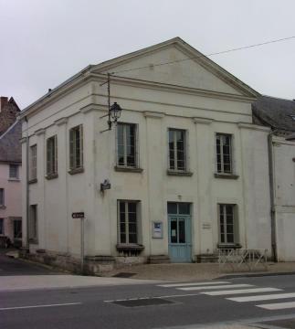 Agence postale et bibliothèque municipale.