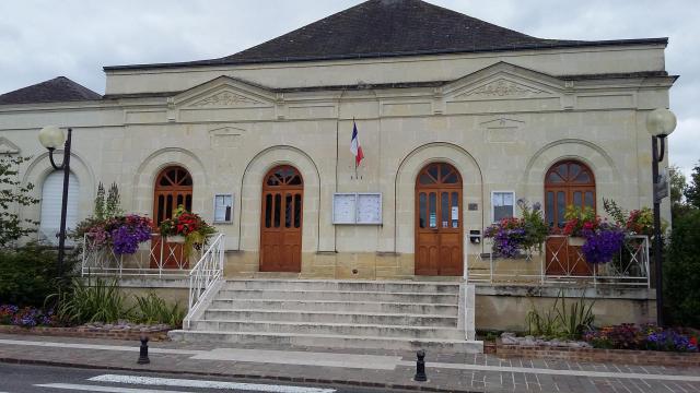 Façade de la mairie du village de Beaumont-en-Véron (Indre-et-Loire). On peut encore y voir les inscriptions ÉCOLE et MAIRIE.