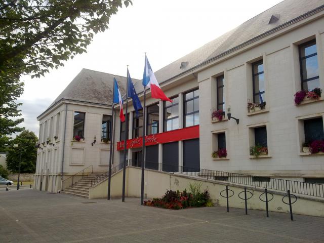 Mairie de La Riche (37520), le jour de l'inauguration de la devise républicaine sur le fronton.