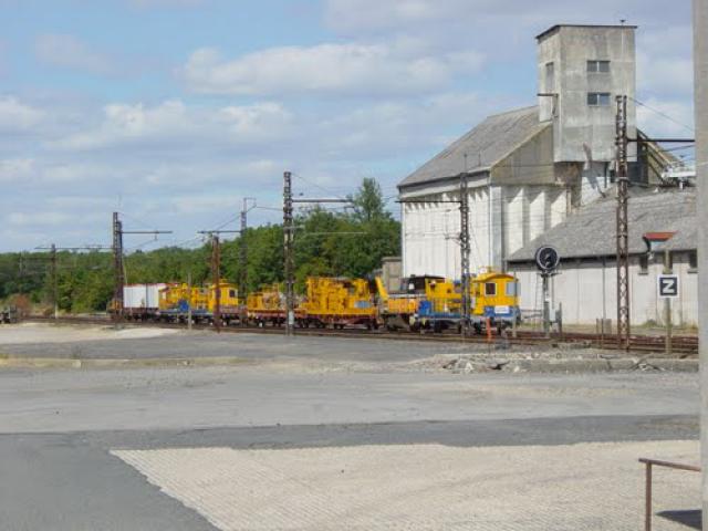 train jaune gare de Noyant