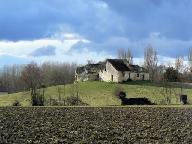 Abandoned house under an heavy sky