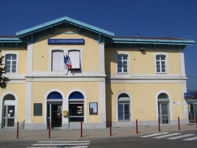 Vue de la façade de la gare du Péage de Roussillon en Isère.