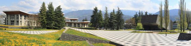Campus de Grenoble (France). A gauche la Bibliothèque universitaire sciences, à droite l'amphithéâtre Weil.