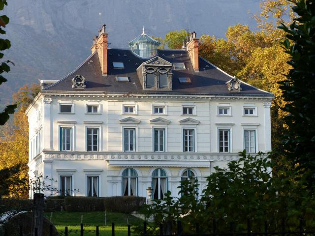 Château de Maupertuis (XIXème), implanté dans un vaste domaine en 1820, il est transformé en 1866 dans le style Napoléon III. Aujourd'hui…