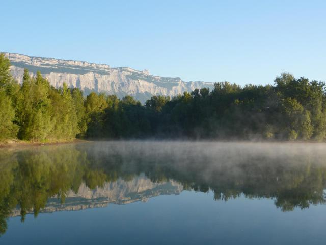 Berges nord-est du lac de la Taillat, avec en fond le Mont Saint Eynard, commune de Meylan, Isère, France