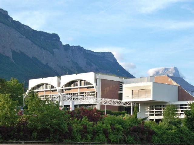 Photo du lycée du grésivaudan vue du parc(2010)