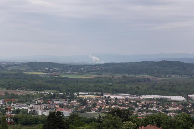 Vue de La Verpillière, depuis le château de Fallavier, la centrale du Bugey à l'arrière plan