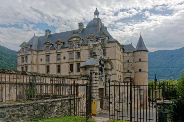 Ce fichier a été téléversé avec Commonist. Château de Vizille vue depuis la grille du jardin du roi