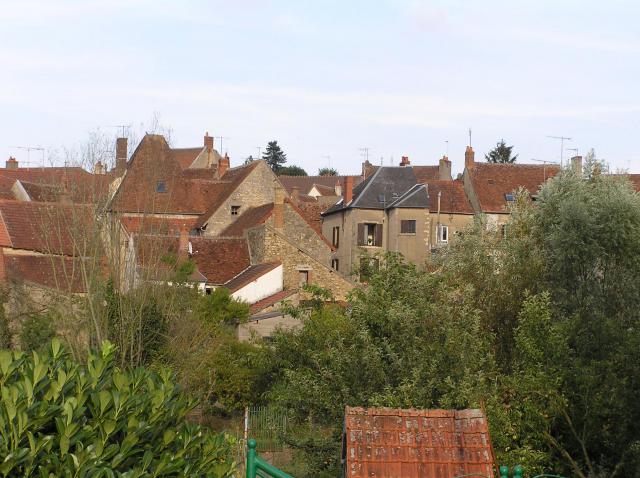 Vue générale de Lurcy-Lévy, depuis le terrain de tennis