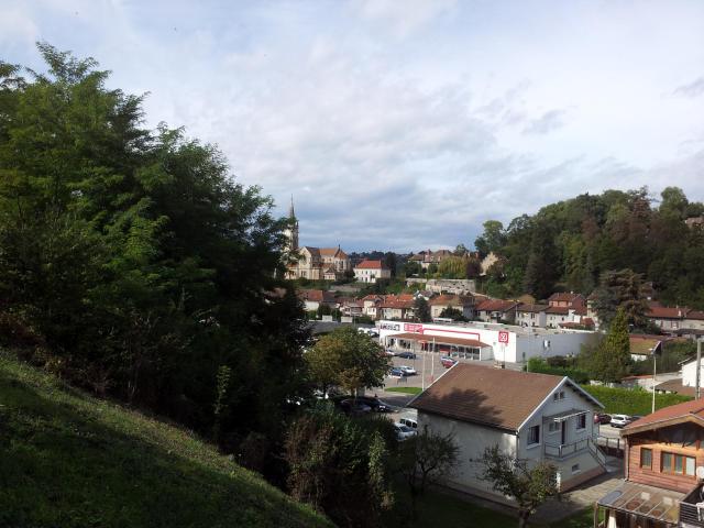 Vue à partir du parking de la gare de la tour du pin Isère France