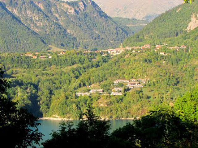 Corps et son village de vacances au bord du lac du Sautet.