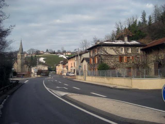 Meyrieu-les-Étangs - L'église et quelques maisons - France (vbn)
