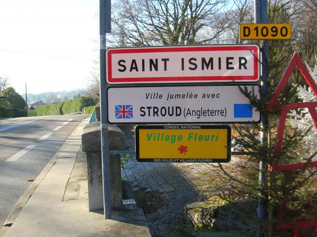 Panneaux à l'entrée de Saint-Ismier, Isère, Rhone-Alpes, France.