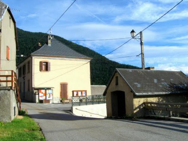 Oris-en-Rattier ¤ Mairie et le four communal.