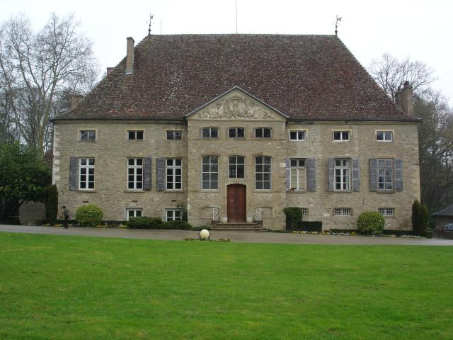 Dolomieu (Isère, France) - Château du XVIIe siècle. La façade est caractérisée par un avant-corps d'allure assez massive (puis qu'occupant…