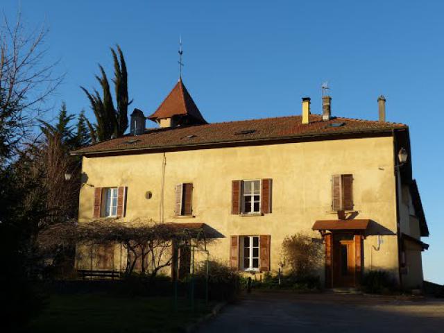 Saint-Paul-d'Izeaux. Église et ex-mairie. Père et maire en un même lieu.