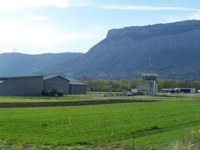 Vue de l'aérodrome de Grenoble - Le Versoud, en Isère.