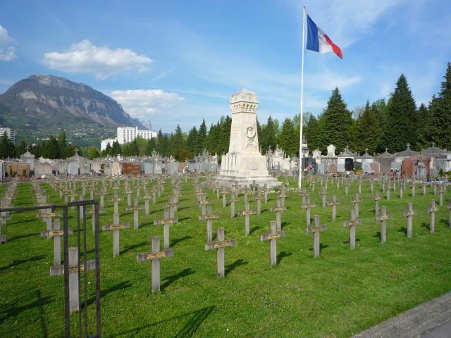 Carré militaire 14-18 de la garnison de Grenoble avec son monument dédié à l'association du souvenir français. Cimetière Saint-Roch de…