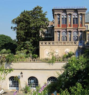 La Casamaures : monument historique de style orientaliste à St Martin le Vinoux, France. Vue de face en plein soleil, été 2010.
